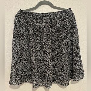 H&M Black & White Floral Skirt – Size M
